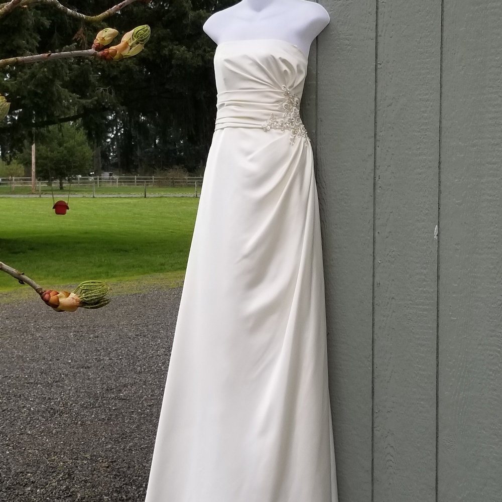 NWOT Ivory Strapless Wedding Dress Size 12